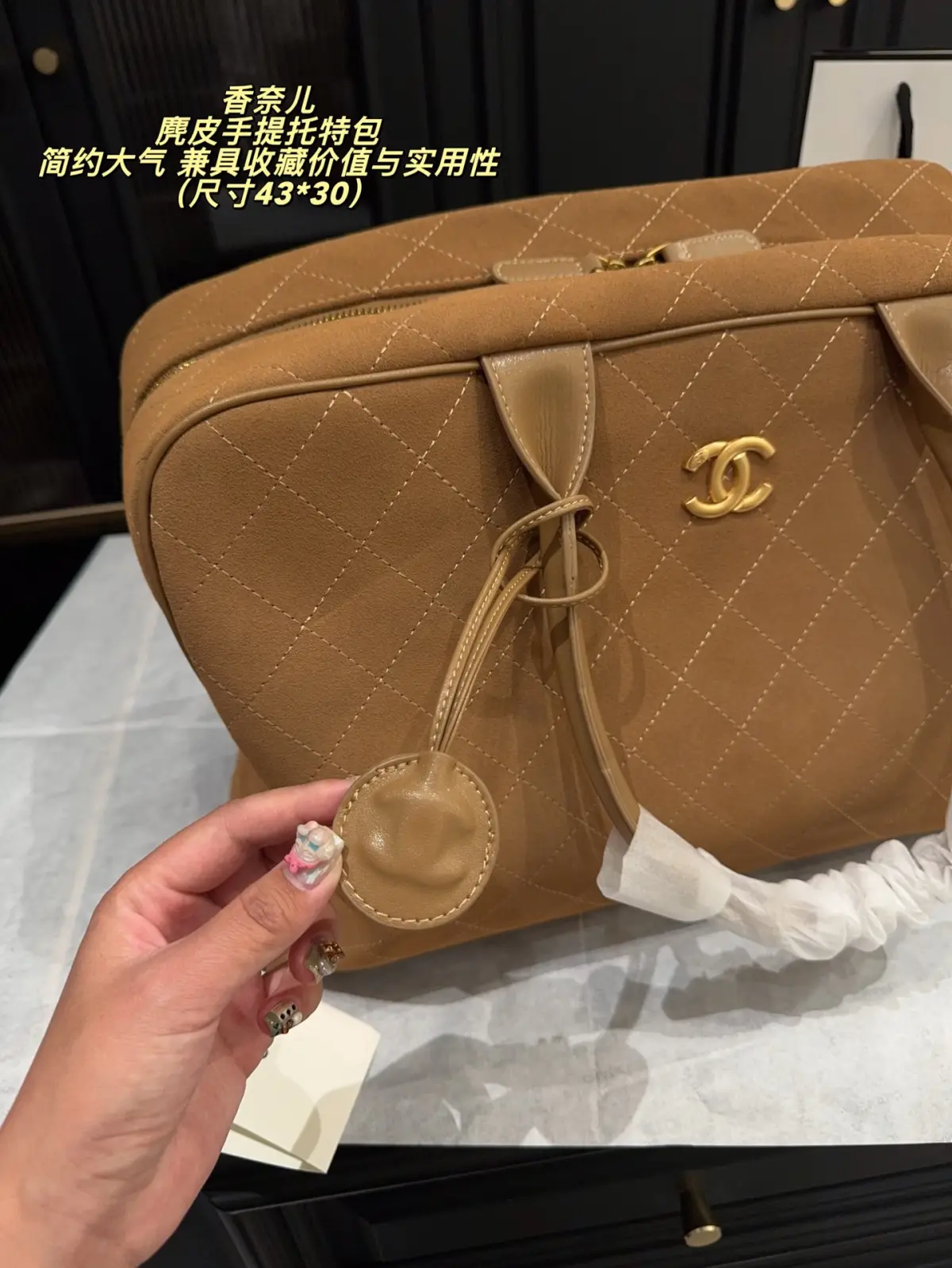 💰520.00无盒⚠️尺寸43*30\n 麂皮手提托特包\n2026春夏系列经典，采用标志性菱格纹，搭配白色皮革手柄和金色ogo，优雅复古#。包型简约大气，容量充足，适合通勤或短途出行。这款包延续精湛工艺，兼具收藏价值与实用性