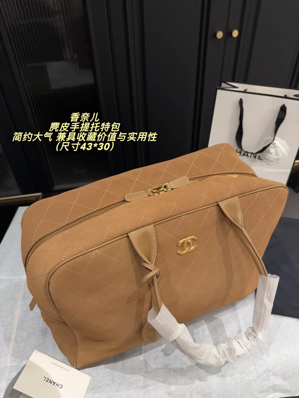 💰520.00无盒⚠️尺寸43*30\n 麂皮手提托特包\n2026春夏系列经典，采用标志性菱格纹，搭配白色皮革手柄和金色ogo，优雅复古#。包型简约大气，容量充足，适合通勤或短途出行。这款包延续精湛工艺，兼具收藏价值与实用性