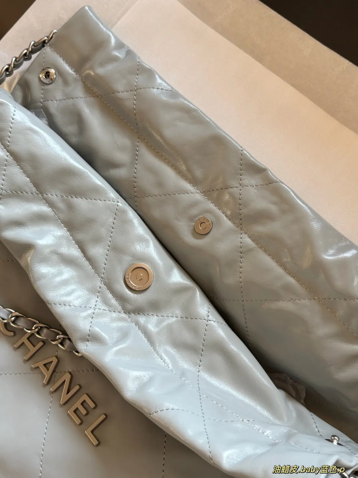 💰430.00 配盒 牛皮\n\nsize：35*37cm（中号）\n太好搭配了新颜色呜呜呜\nchanel 22bag 垃圾袋\n嘟嘟简直太美了心动太好看了!\n 软软糯糯的质感超级舒服!\n搜索🔍 小香家 垃圾袋