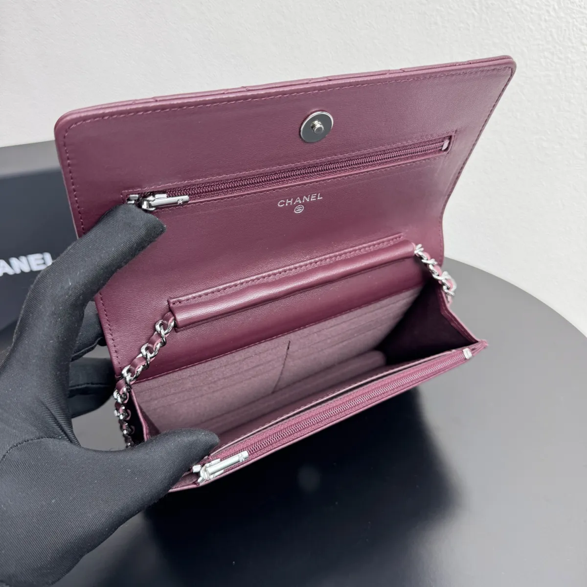 💰580Chanel woc 全钢字唛 \n原单质量，经典之作，华丽与气质的前沿，是你意想不到的尊贵。\n尺寸:19x12x3CM\n型号:33814羊皮