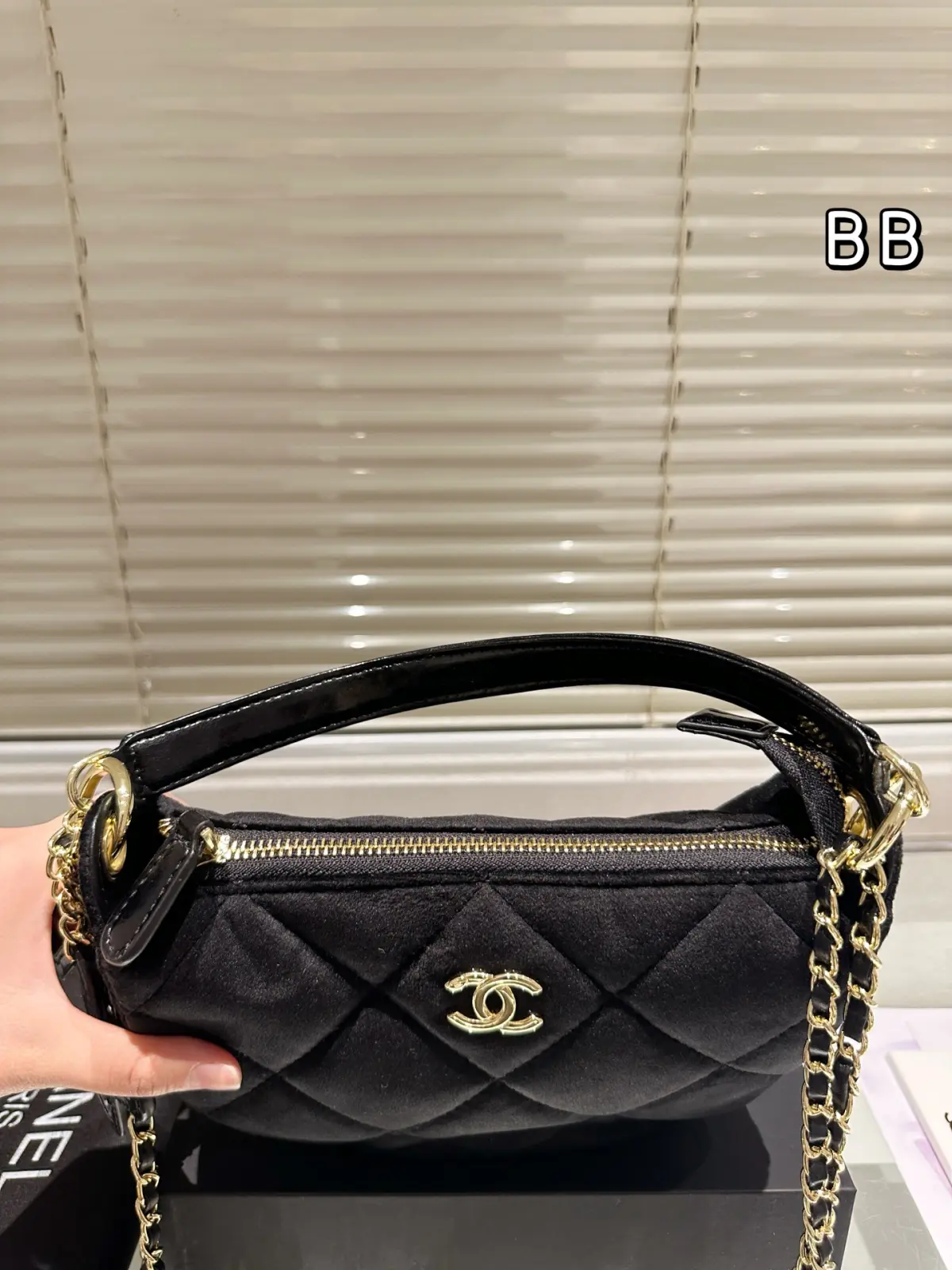 💰315.00\n丝绒新品Chanel香奈儿\n25N滑雪系列 最新品\n原单品质推荐自留\n配礼盒🎁尺寸21.15