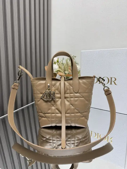 Dior size：16 x18 x12cm--34